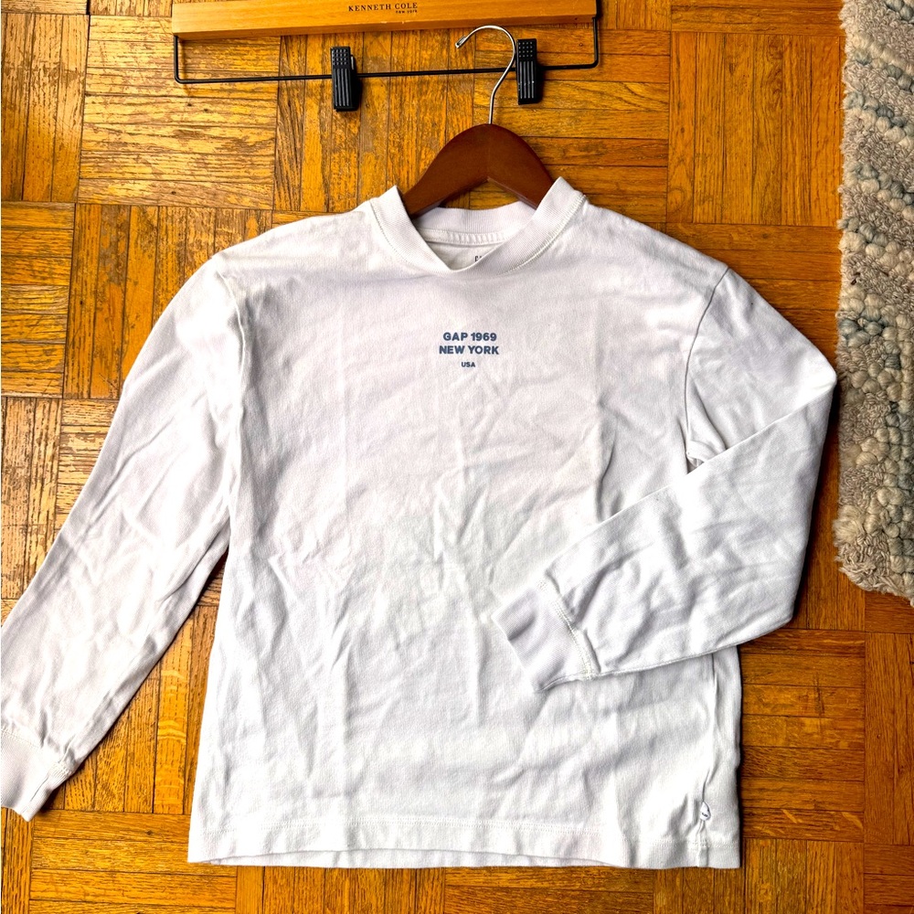 Boys Gap Long Sleeve heavyweight T
Size Large (runs smallish?)
